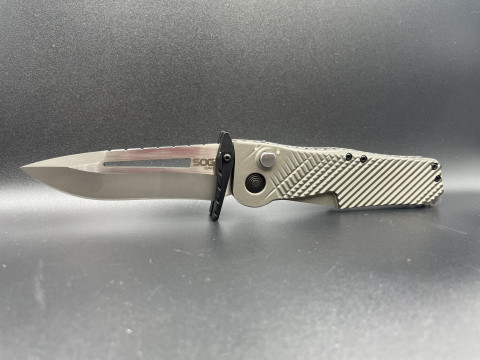 Нож SOG Quake