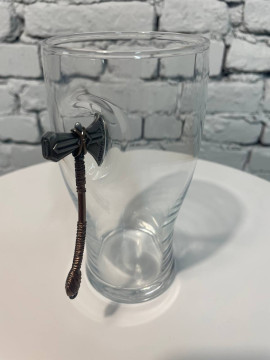 Пивний бокал з інкрутованою сокирою із латуні