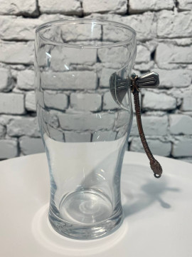 Пивний бокал з інкрутованою сокирою із латуні