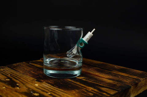 Склянка з голкою для тату