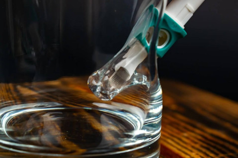 Склянка з голкою для тату