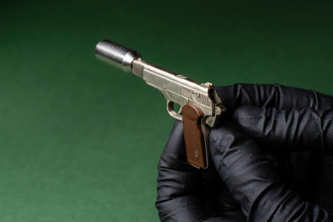 Мініатюрна cтріляюча модель пістолета Стєчкіна АПС з ракетницею в масштабі 1:4