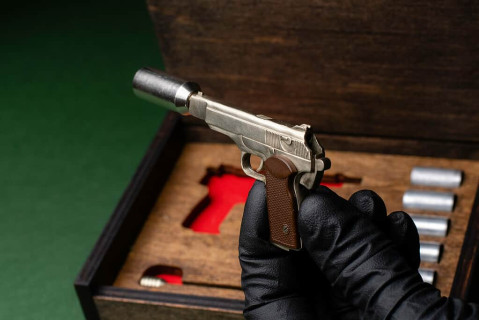 Мініатюрна cтріляюча модель пістолета Стєчкіна АПС з ракетницею в масштабі 1:4