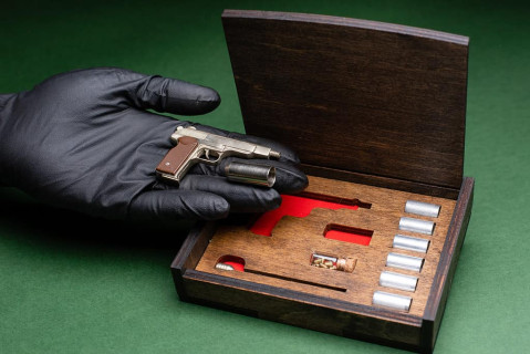 Мініатюрна cтріляюча модель пістолета Стєчкіна АПС з ракетницею в масштабі 1:4