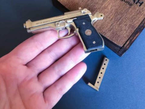 Мініатюрна стріляюча модель пістолета Beretta 92FS в масштабі 1:3
