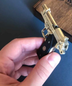 Мініатюрна стріляюча модель пістолета Beretta 92FS в масштабі 1:3