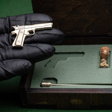 Мініатюрна стріляюча модель пістолета Colt 1911 в масштабі 1:6