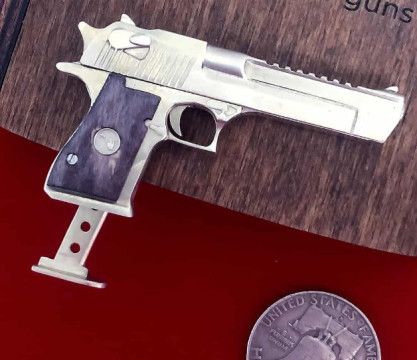 Колекційна модель пістолета “Пустельний орел” (Desert Eagle)