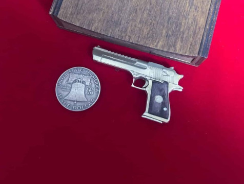 Колекційна модель пістолета “Пустельний орел” (Desert Eagle)