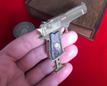 Колекційна модель пістолета “Пустельний орел” (Desert Eagle)