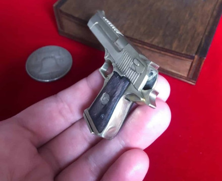 Колекційна модель пістолета “Пустельний орел” (Desert Eagle)