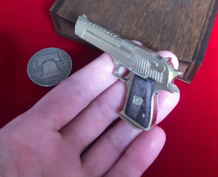 Колекційна модель пістолета “Пустельний орел” (Desert Eagle)