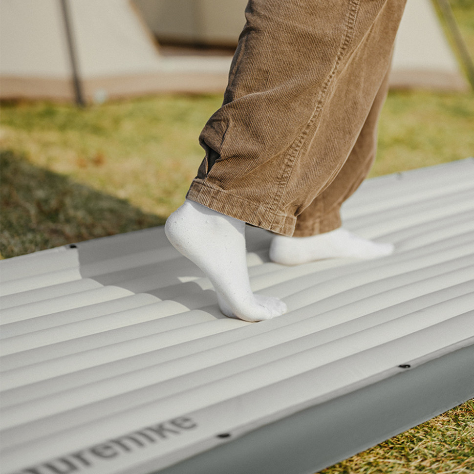 Матрац туристичний надувний одномісний  Naturehike CNK2450WS035, 198х68х9.5 см, білий із вбудованою помпою для надування