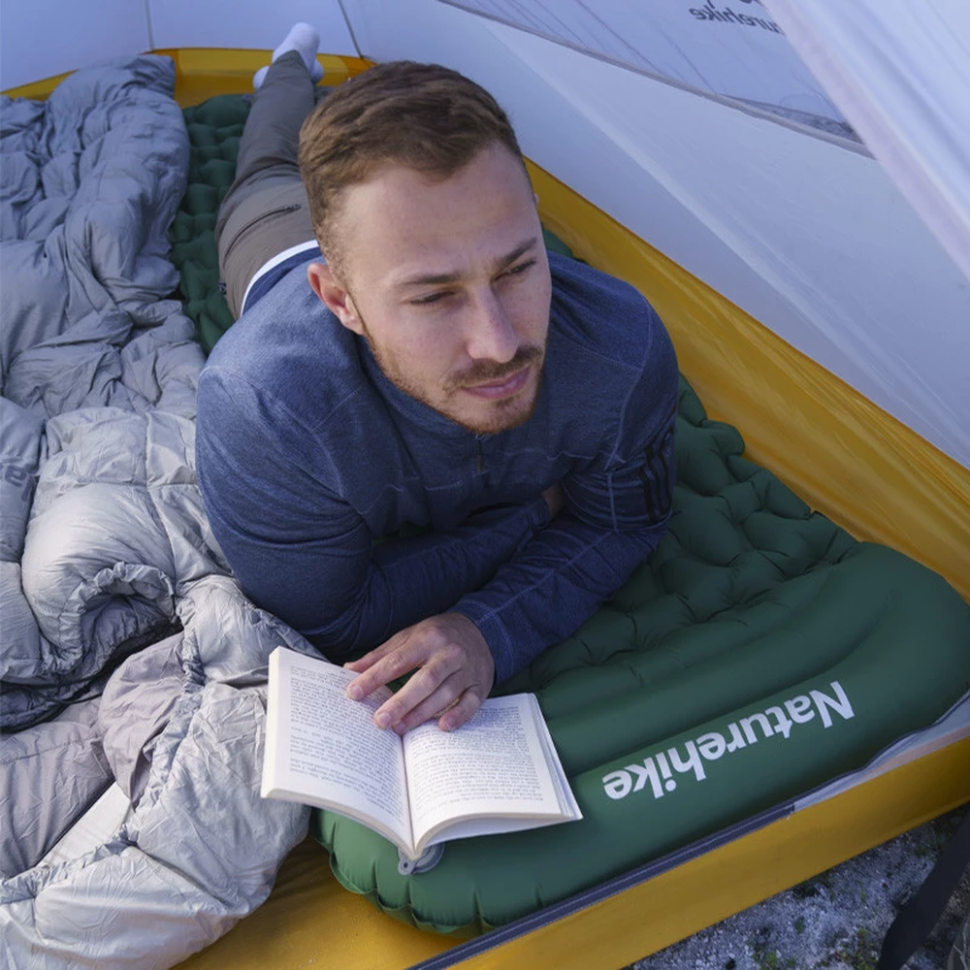 Матрац туристичний водонепроникний одномісний  Naturehike CNK2300DZ0001, 198x59x6.5 см, темно-синій із вбудованою помпою для надування
