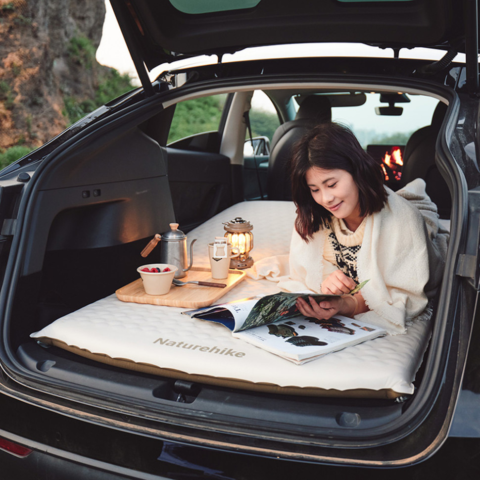 Матрац автомобільний кемпінговий двомісний Naturehike CNK2450WS010, 197х134х6,5 см світлий із вбудованою помпою для надування