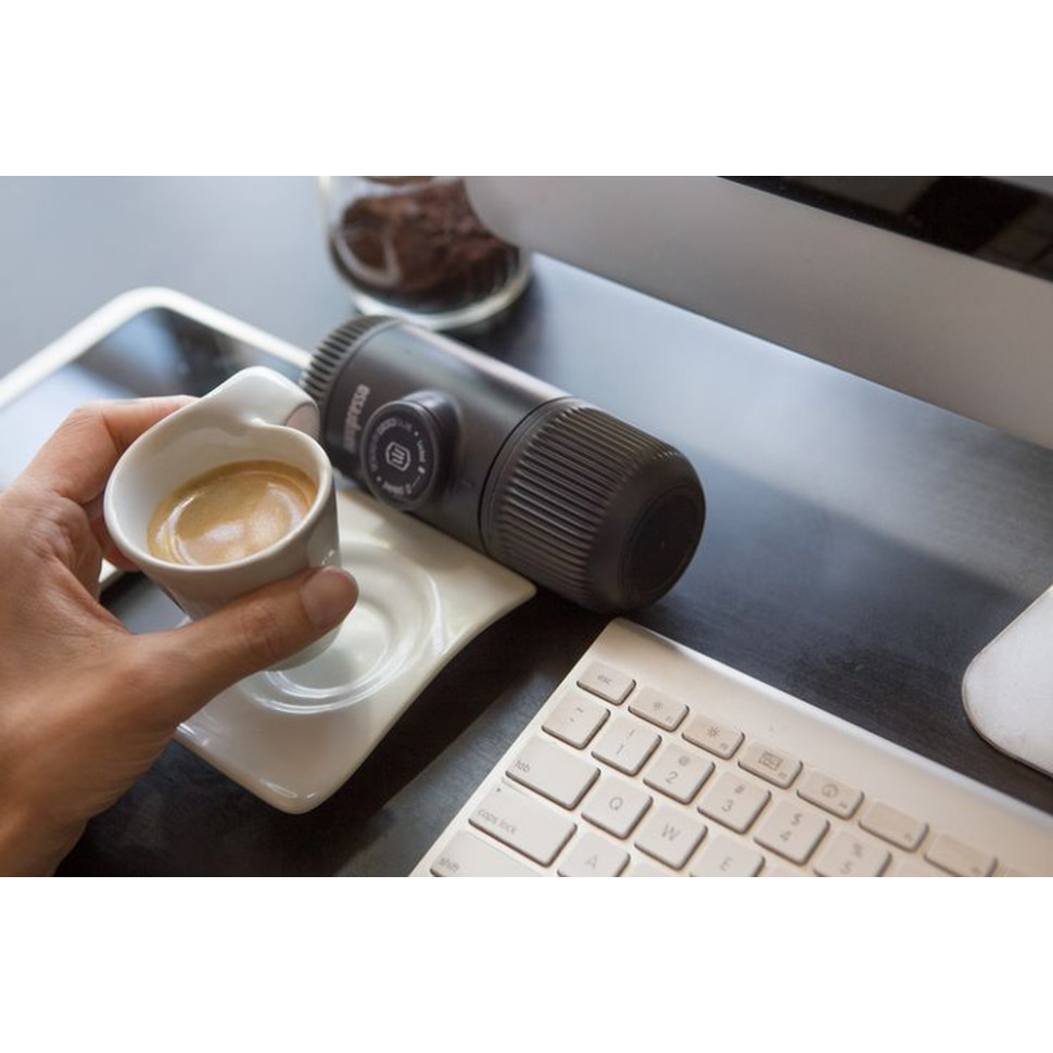 Портативна еспресо-кавоварка Wacaco Nanopresso сіра з чохлом, механічна, для меленої кави