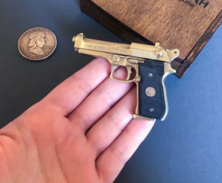 Мініатюрна стріляюча модель пістолета Beretta 92FS в масштабі 1:3