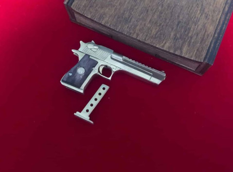 Колекційна модель пістолета “Пустельний орел” (Desert Eagle)