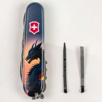 Ніж Victorinox Swiss Army Climber Zodiac Дракон у сонячних променях