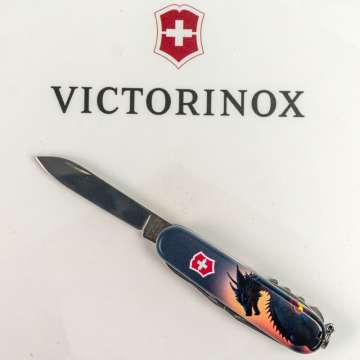 Ніж Victorinox Swiss Army Climber Zodiac Дракон у сонячних променях