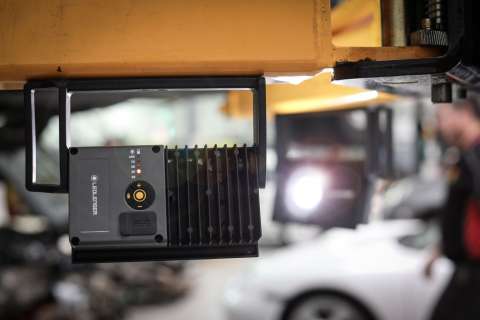 Ліхтар-прожектор LedLenser IF4R з функцією PowerBank, заряджається, 2500/1000/200